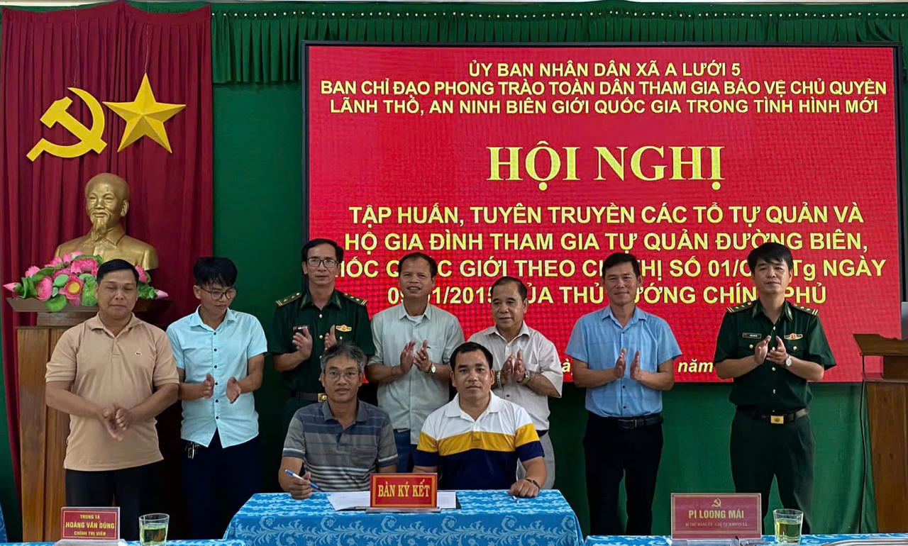Ký kết thực hiện tự quản đường biên, mốc quốc giới. (Ảnh: Võ Tiến).