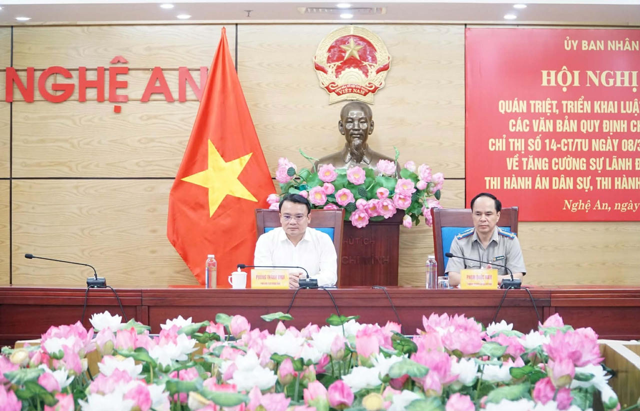Phó Chủ tịch UBND tỉnh Nghệ An Phùng Thành Vinh và Trưởng THADS tỉnh Phạm Quốc Nam đồng chủ trì Hội nghị. Ảnh: Tuyết Lan