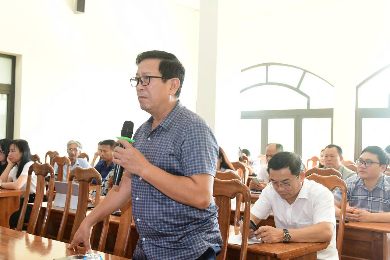 Ông Phạm Hồng Thái, Giám đốc Ban Quản lý Vườn quốc gia Phong Nha - Kẻ Bàng, trao đổi tại cuộc họp. (Ảnh: Minh Phương)