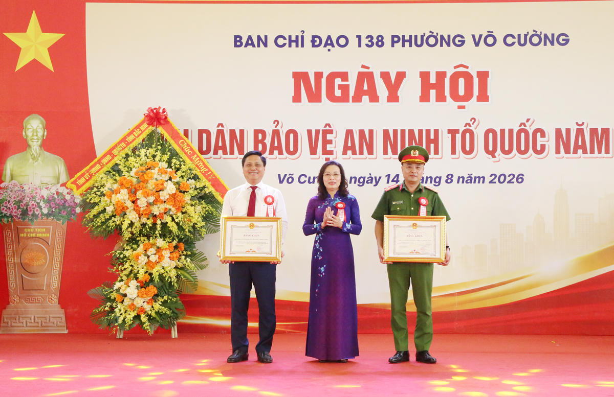 Phó Bí thư Thường trực Tỉnh ủy Nguyễn Thị Hương trao Bằng khen của Chủ tịch UBND tỉnh cho các tập thể. (Ảnh Cổng TTĐT Bắc Ninh)