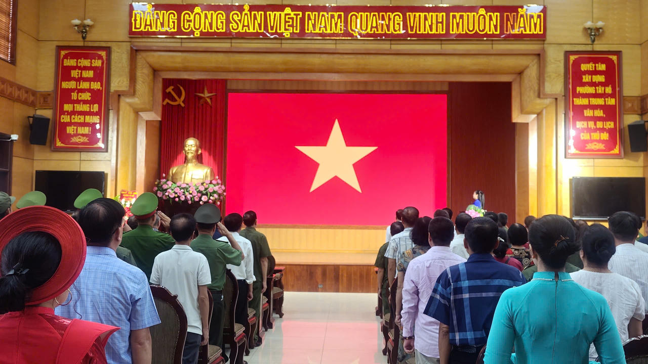 Các đại biểu thực hiện nghi thức hát Quốc ca.