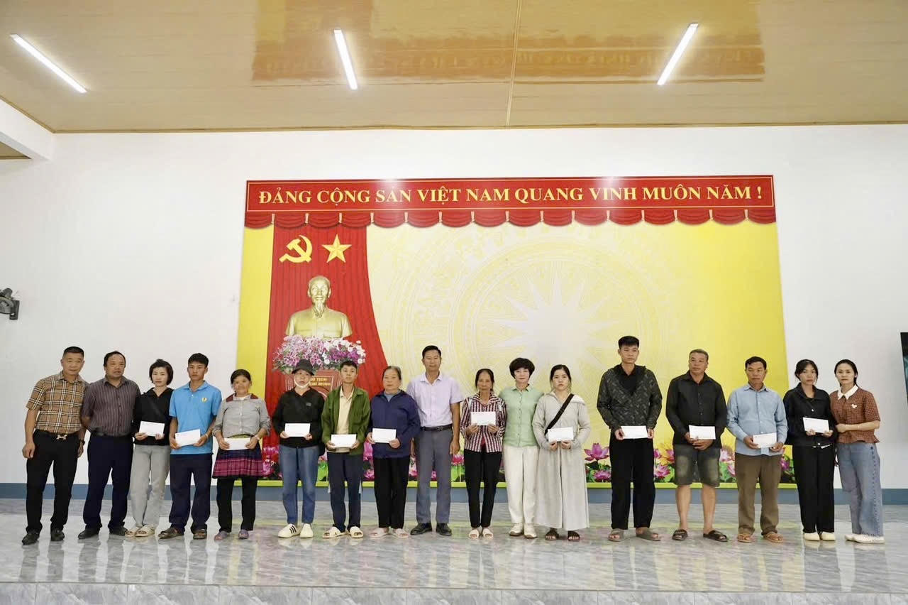 Hiệp hội Du lịch Lào Cai trao gần 100 triệu đồng hỗ trợ người dân vùng lũ Mường Than