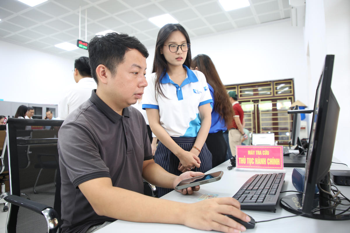 Người dân thực hiện TTHC trên mô hình "Trợ lý Nhân dân" tại phường Song Liễu (Ảnh: Linh Ngọc)