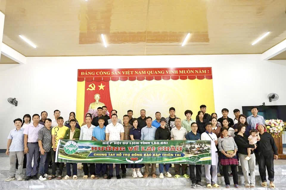 Hiệp hội Du lịch Lào Cai trao gần 100 triệu đồng hỗ trợ người dân vùng lũ Mường Than