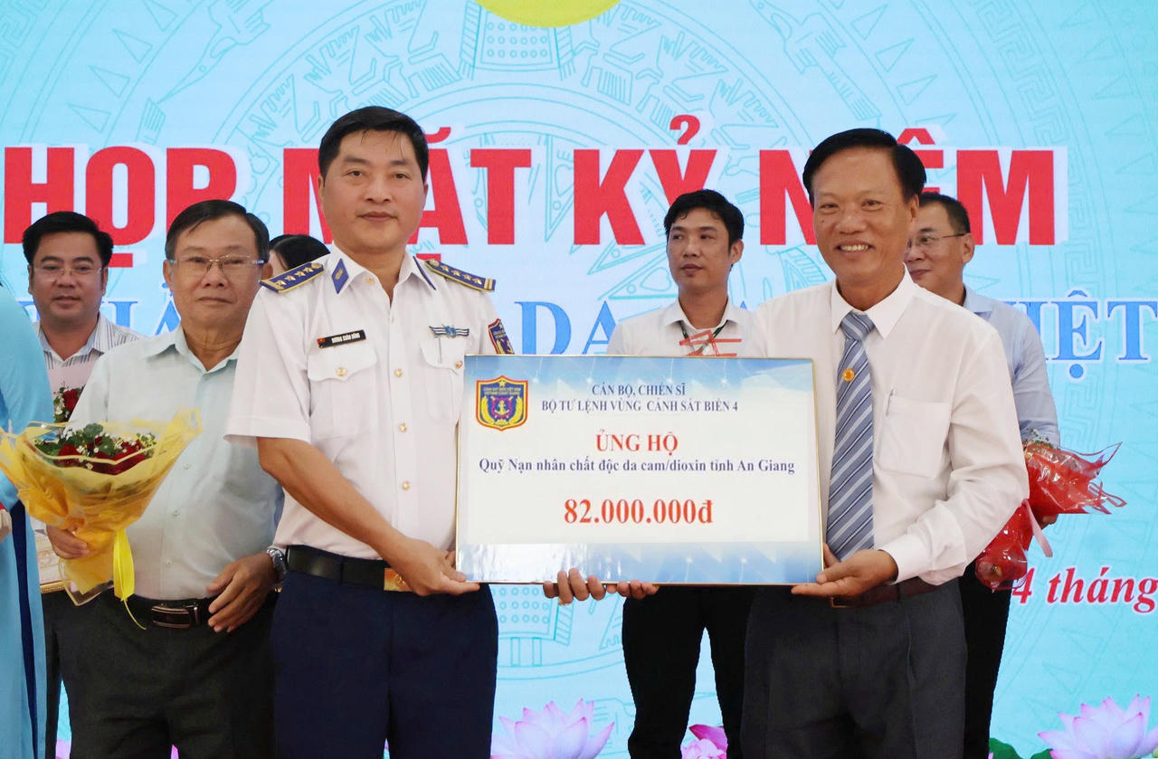 Đại diện Bộ Tư lệnh Vùng Cảnh sát biển 4 trao tặng số tiền 82 triệu đồng ủng hộ Quỹ nạn nhân chất độc da cam/Dioxin tỉnh An Giang. Ảnh: Đức Thái