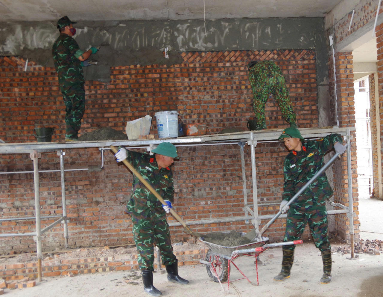 Cán bộ, chiến sỹ Bộ Chỉ huy Quân sự tỉnh tham gia xây dựng trường Liên cấp tại điểm trường xã Na Ngoi. Ảnh: Trọng Kiên