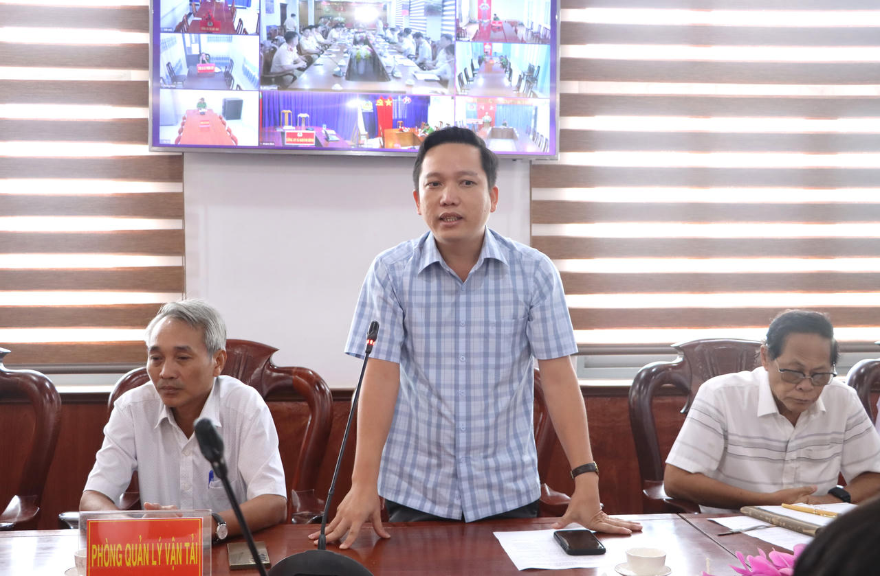 Đại diện Trung tâm đào tạo và sát hạch lái xe Khang Minh trao đổi những khó khăn, vướng mắc trong quá trình thực hiện thời gian qua (Ảnh: T.N).