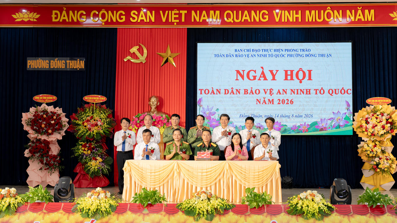 Đại diện các lực lượng trên địa bàn phường Đồng Thuận ký kết giao ước thi đua thực hiện phong trào trong thời gian tới. (Ảnh: Nhật Quang)