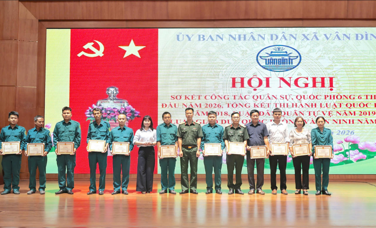 Bà Phạm Thúy Hòa - UVBTV, Phó Chủ tịch UBND xã khen thưởng cho các cá nhân.
