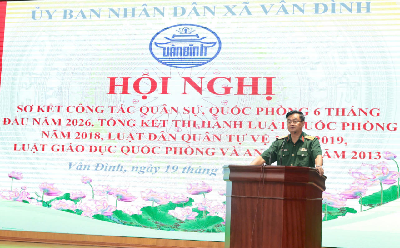 Đại tá Hoàng Văn Quy – Chánh Thanh tra Quốc phòng, Bộ Tư lệnh Thủ đô Hà Nội phát biểu tại hội nghị.