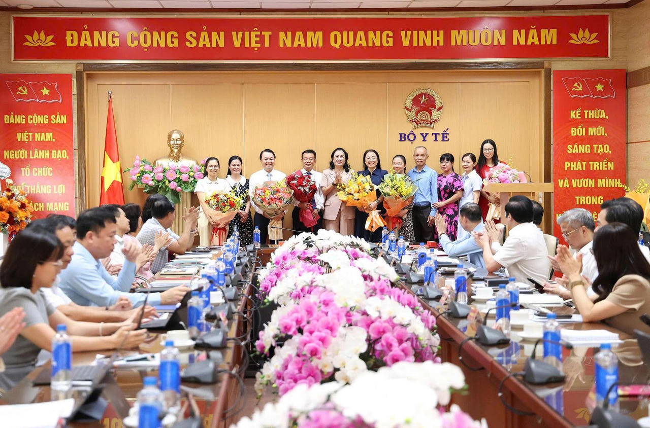 Phó Chủ tịch Hội đồng Dân tộc của Quốc hội Trần Thị Hoa Ry chúc mừng các đồng chí lãnh đạo Quỹ Phòng bệnh. Ảnh: BYT.