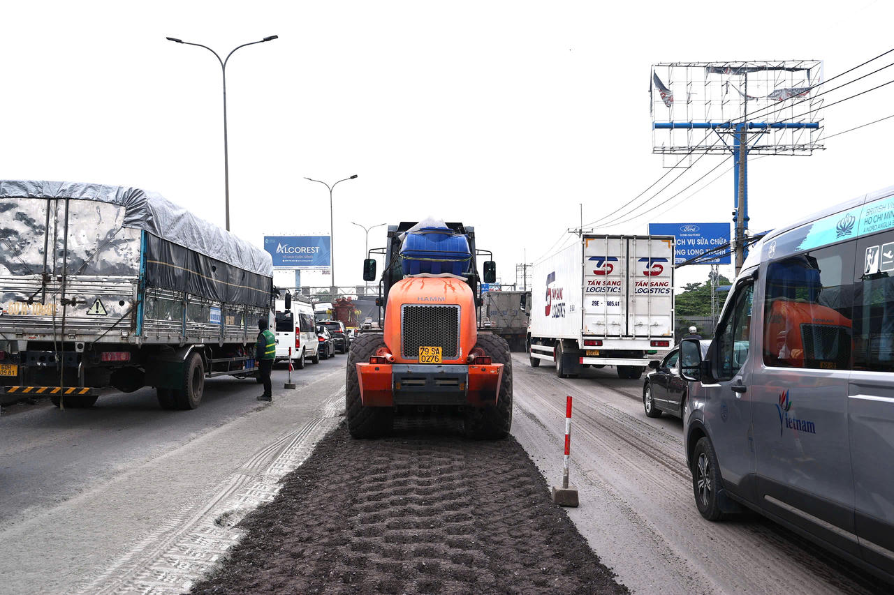 Nhiều vị trí mặt đường xuống cấp trên Quốc lộ 51 đã được sửa chữa. Ảnh: DK