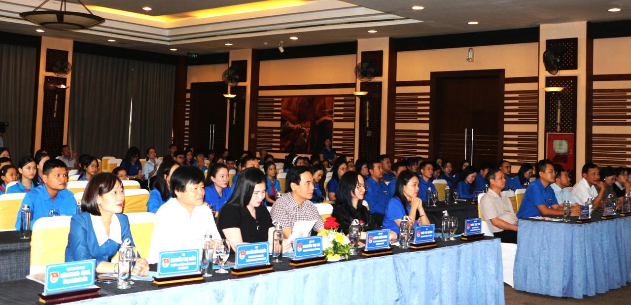 Các đại biểu tham dự chương trình, nơi tiếng nói và nguyện vọng của trẻ em Quảng Trị được lắng nghe, chia sẻ.