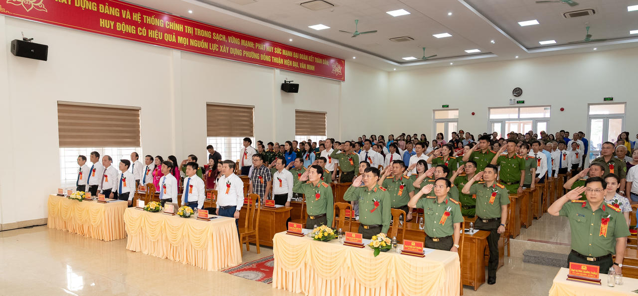 Các đại biểu thực hiện nghi thức chào cờ. (Ảnh: Nhật Quang)