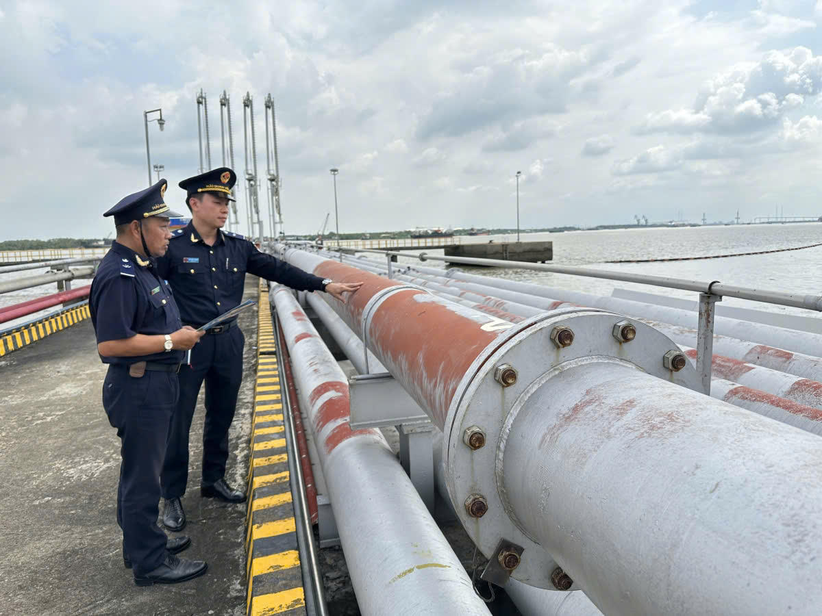 Bộ Tài chính đề xuất đơn giản hóa thủ tục hải quan với xuất, nhập khẩu xăng dầu
