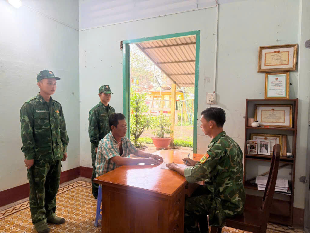Lực lượng biên phòng Sông Trăng làm việc đối tượng Trần Thanh Sang. Ảnh: V.Đ