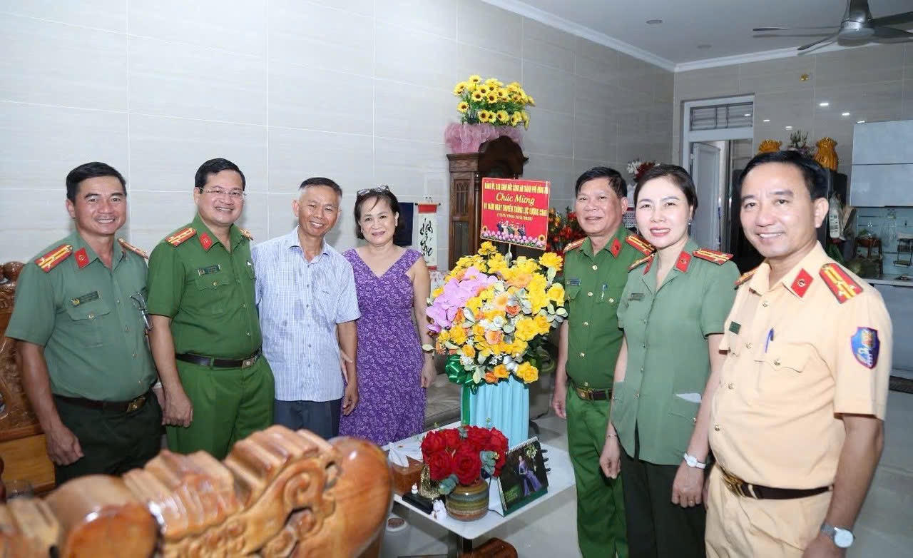 Công an TP Đồng Nai tổ chức các đoàn công tác đến thăm, tri ân nguyên lãnh đạo Công an thành phố qua các thời kỳ. Ảnh: Mộc Đức.