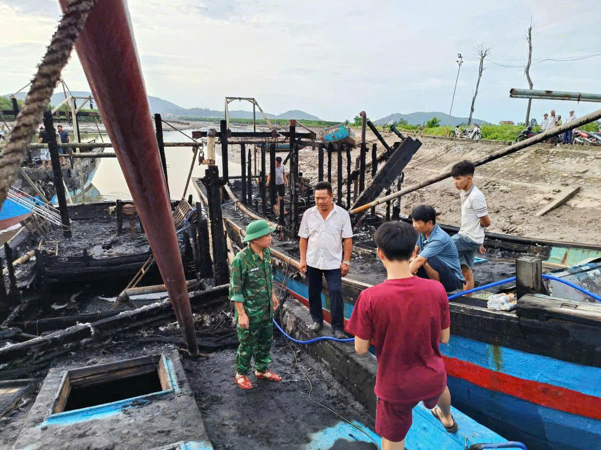  Ngọn lửa nhanh chóng lan sang các tàu liền kề, khiến 3 tàu bị thiêu rụi hoàn toàn và 2 tàu khác hư hỏng nặng. (Ảnh Biên phòng Nghệ An)