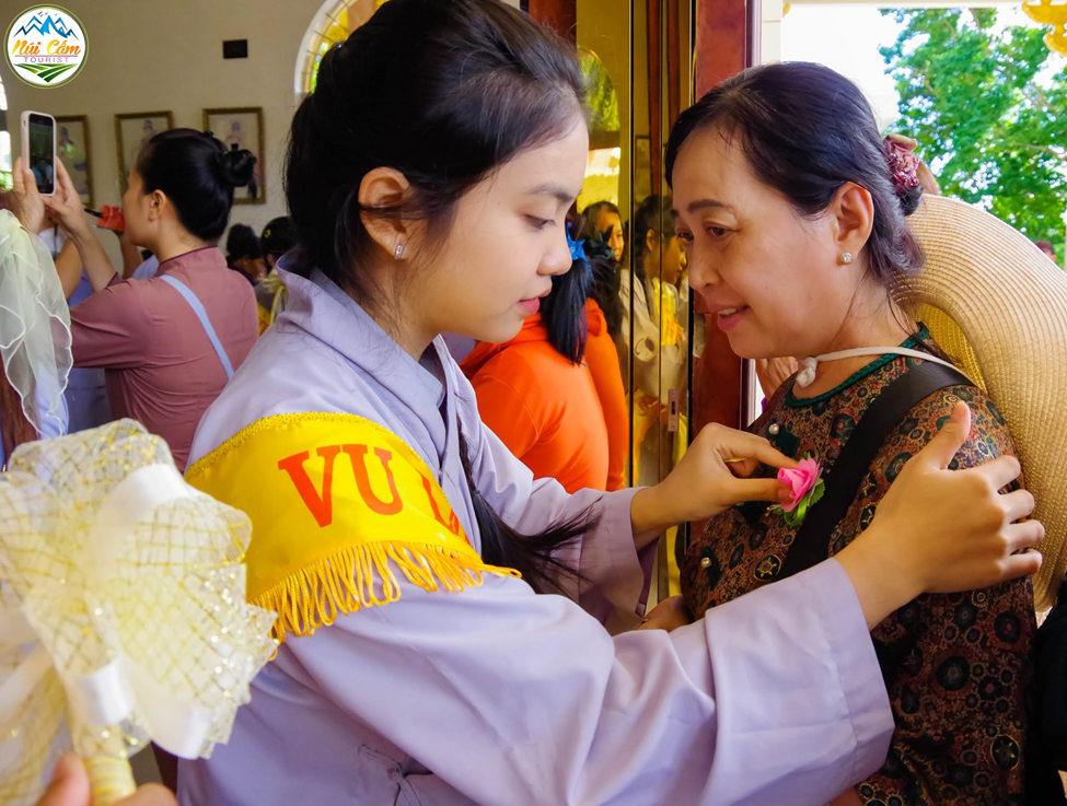 Bông hồng cài áo tri ân khắc ghi dưỡng dục, sinh thành sâu xa.