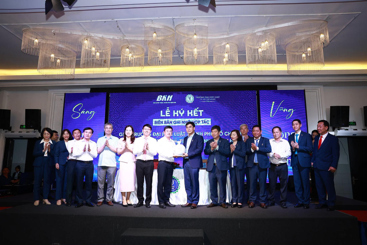Trường Đại học Luật TPHCM tặng quà lưu niệm đến Báo và Phát thanh, Truyền hình Khánh Hòa. Ảnh: ULAW