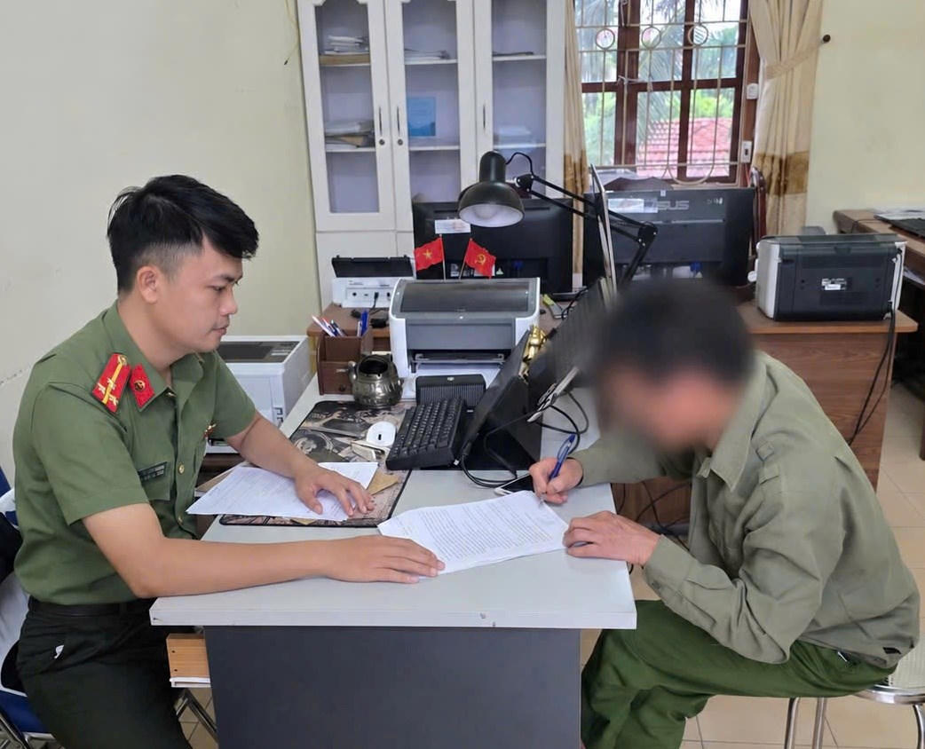 Chia sẻ bài viết từ trang phản động, người đàn ông bị phạt 12,5 triệu đồng