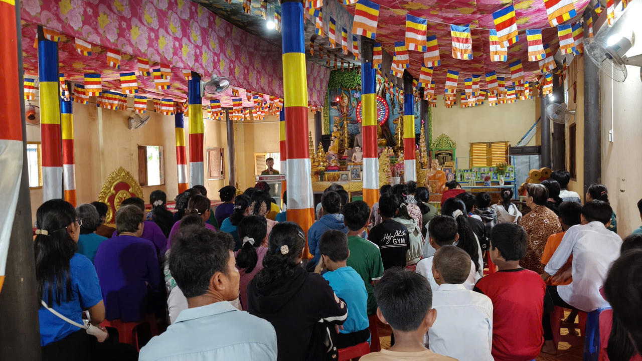 Đại diện Công an xã Ngãi Tứ tuyên truyền phổ biến pháp luật cho người dân tại Chùa Đại Thọ