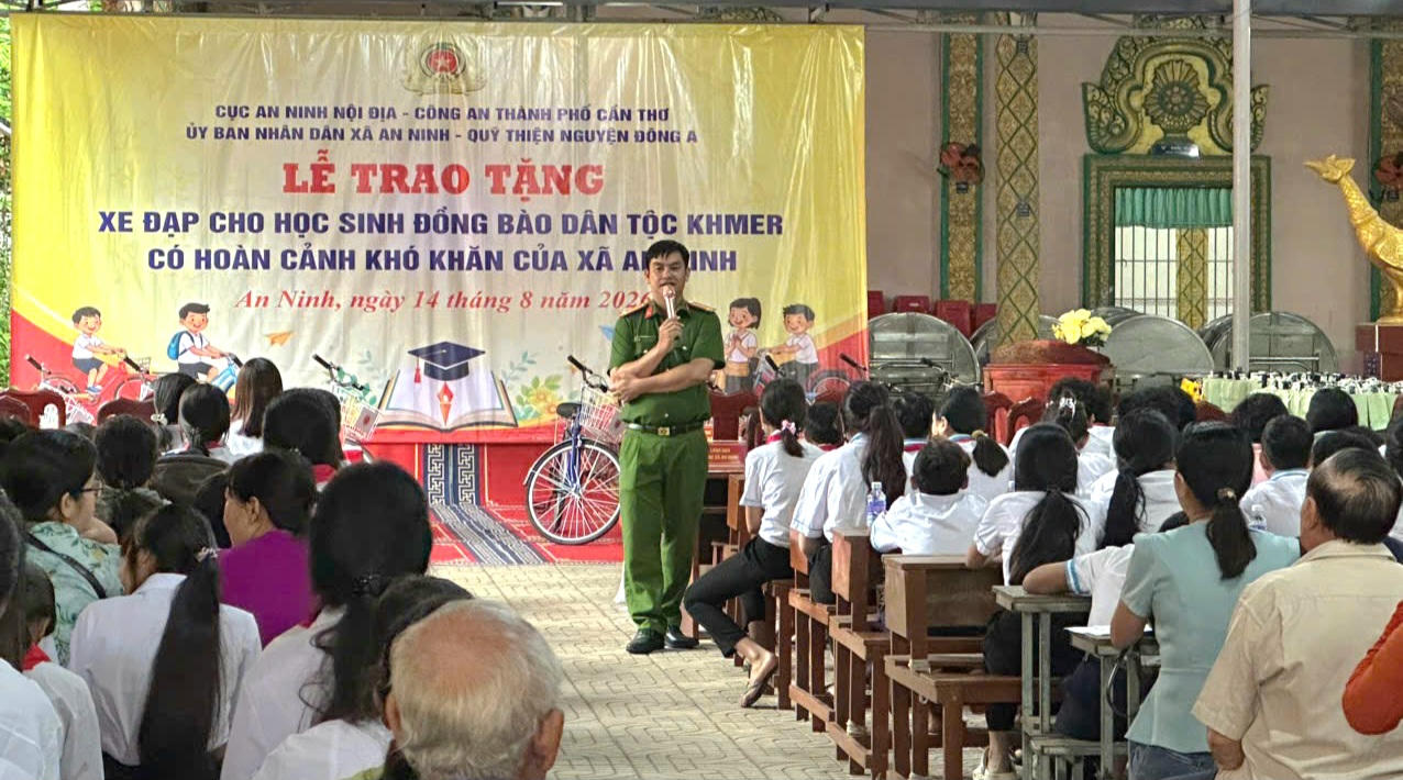 Đại diện Công an xã An Ninh tuyên truyền, phổ biến pháp luật về các phương thức, thủ đoạn của tội phạm trên không gian mạng;