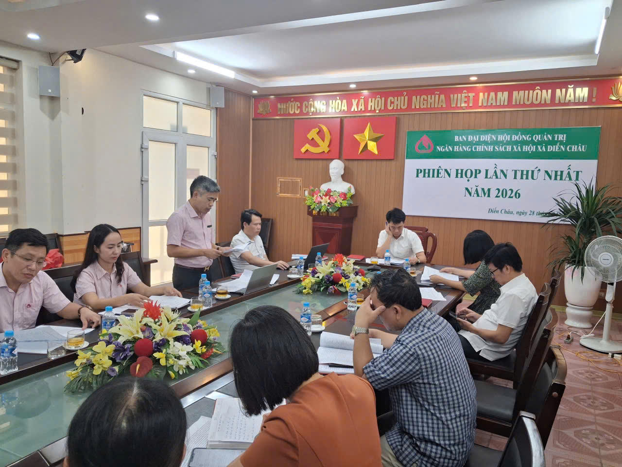 Bí thư Chi bộ - Giám đốc NHCS XH Diễn Châu - ông Phan Hữu Trang (người đứng nói) phát biểu tại Lễ thành lập Ban Đại diện HĐQT - NHCSXH xã Diễn Châu.