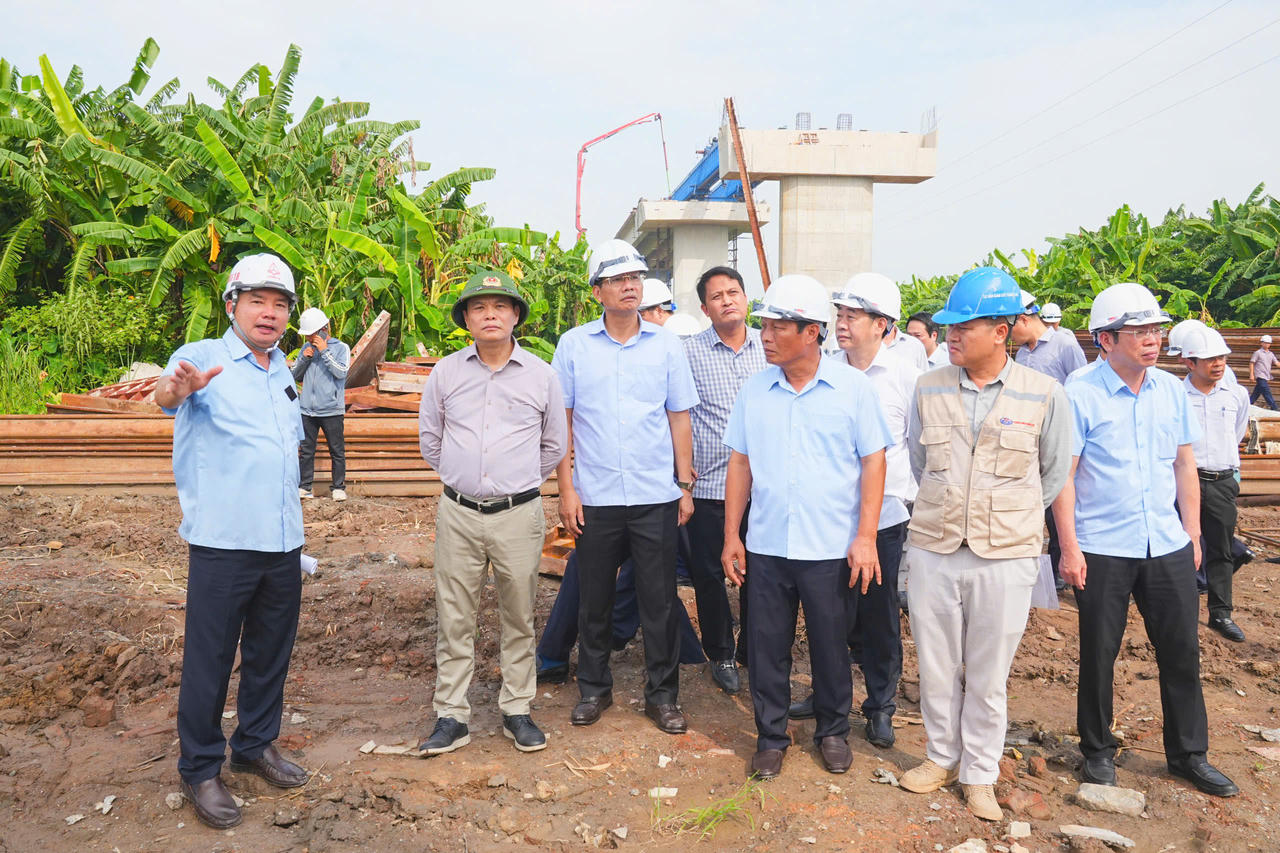 Bí thư Thành ủy Lê Ngọc Châu cùng đoàn công tác kiểm tra thực địa triển khai dự án đầu tư tuyến đường và cầu Vạn kết nối Quốc lộ 37 với đường dẫn cầu Triều. (Ảnh Cổng TTĐT Hải Phòng)