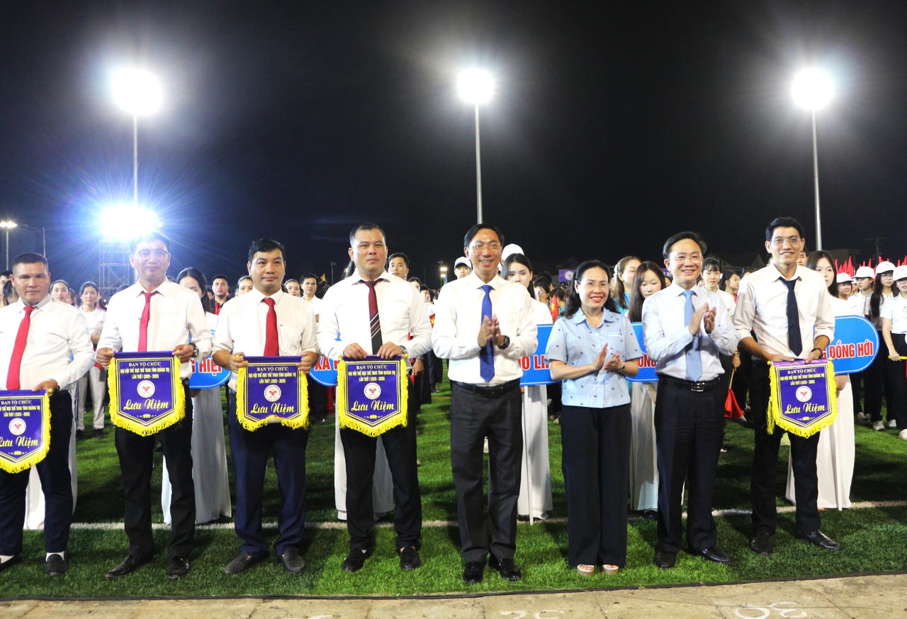 Lãnh đạo tỉnh Quảng Trị trao cờ, chụp ảnh lưu niệm với các đoàn tham dự Đại hội TDTT tỉnh Quảng Trị lần thứ I. (Ảnh: Minh Phương)