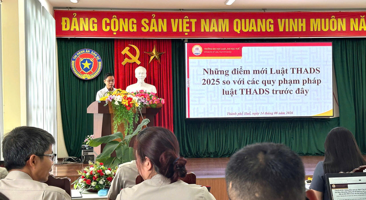 Giảng viên có kinh nghiệm đến từ Đại học Luật - ĐH Huế làm báo cáo viên trình bày chuyên đề liên quan đến việc triển khai Luật THADS năm 2025 và các văn bản hướng dẫn thi hành tại hội nghị. (Ảnh: N.Lợi)