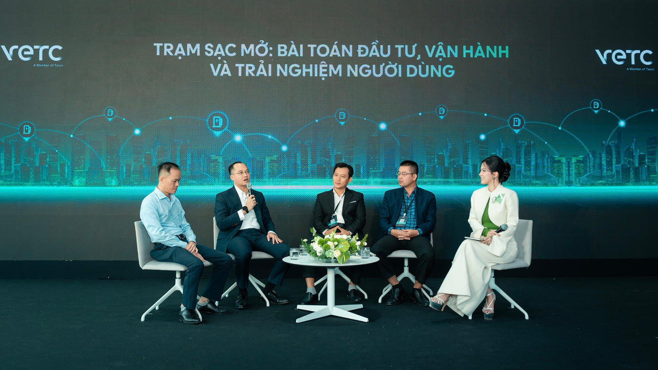 Các khách mời tham gia thảo luận với chủ đề "Trạm sạc mở: Bài toán đầu tư, vận hành và trải nghiệm người dùng". Ảnh: VETC