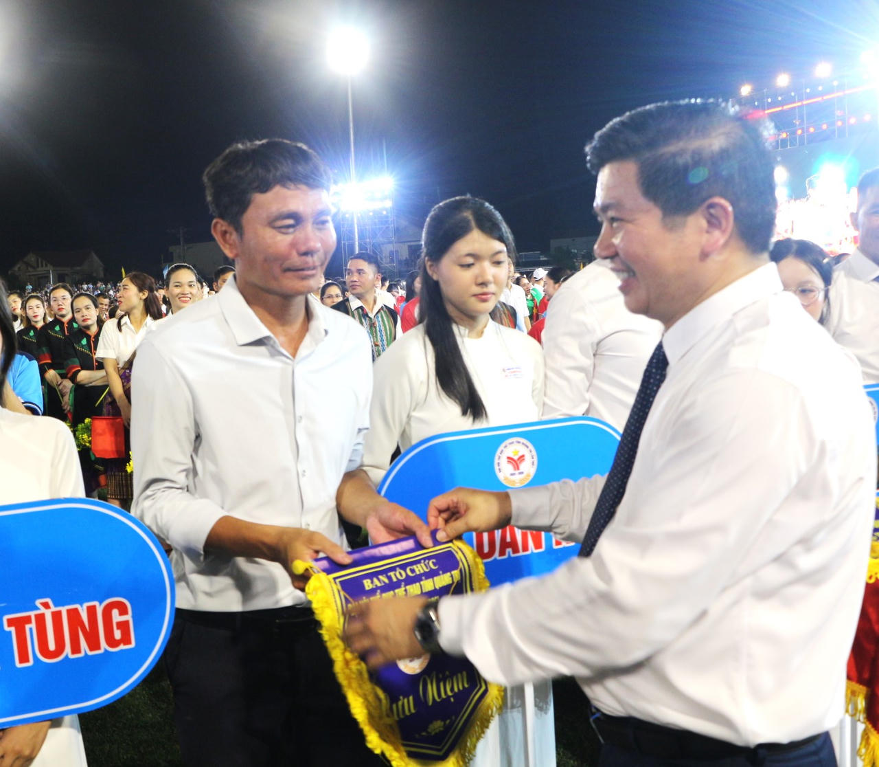 Ông Trần Vũ Khiêm, Phó Bí thư Thường trực Tỉnh ủy trao cờ lưu niệm cho các đoàn tham dự Đại hội. (Ảnh: Minh Phương)