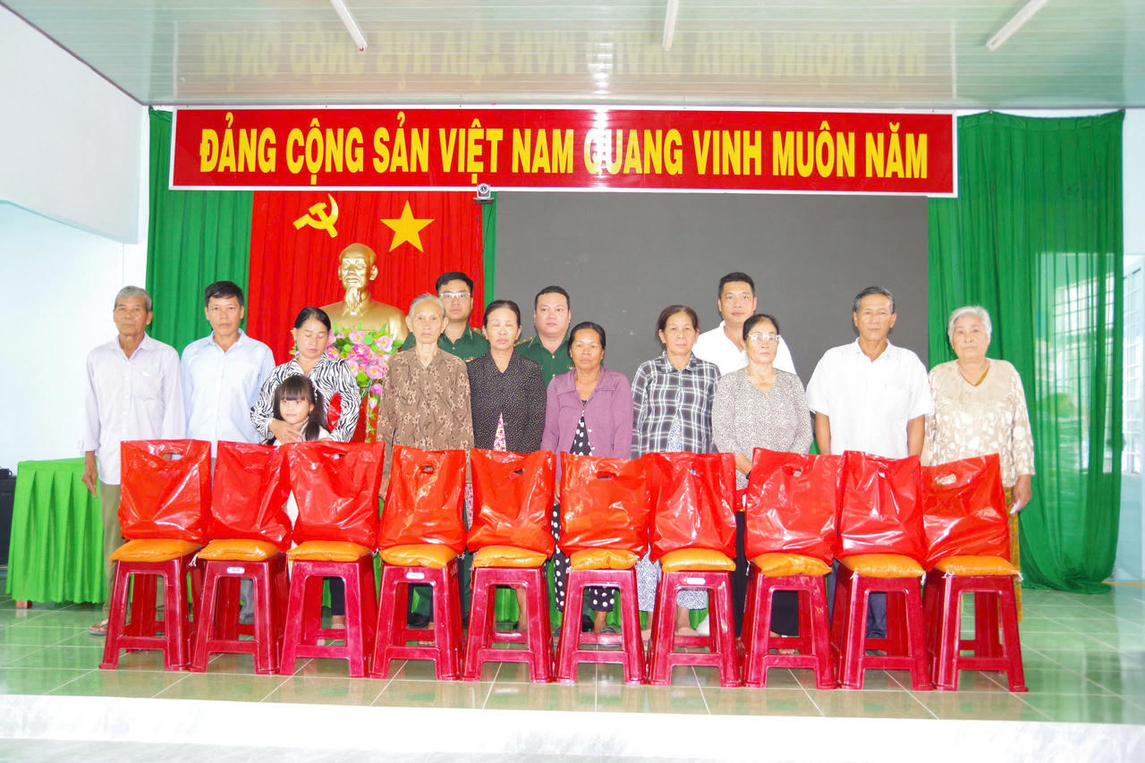 Vĩnh Long: Hải đội Biên phòng 1 trao tặng 100 phần quà cho gia đình chính sách, hộ nghèo 