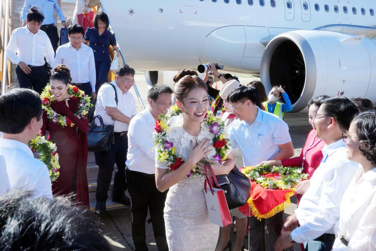 Hành khách được chào đón nồng nhiệt khi đặt chân xuống Cảng Hàng không Đồng Hới. (Ảnh: Sở VH, TT và DL Quảng Trị)