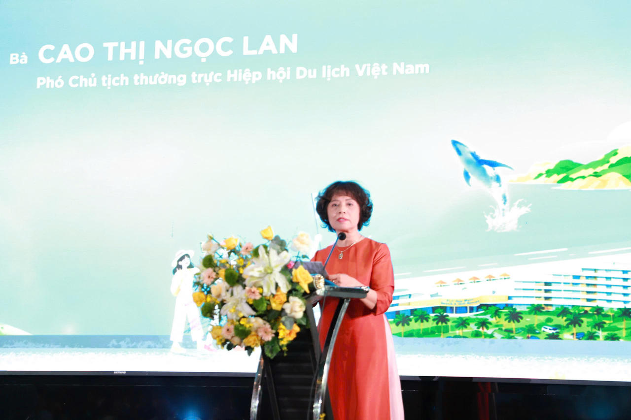 Bà Cao Thị Ngọc Lan, Phó Chủ tịch Thường trực Hiệp hội Du lịch Việt Nam phát biểu khai mạc Diễn đàn. (Ảnh: Ngọc Châu)