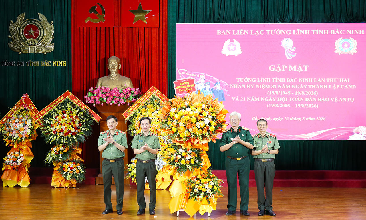 Đảng ủy Công an tỉnh tặng hoa chúc mừng Ban Liên lạc Tướng lĩnh tỉnh. (Ảnh Cổng TTĐT Bắc Ninh)