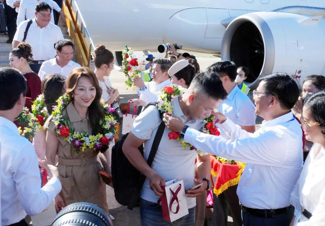 Hành khách trên chuyến bay đầu tiên từ Cam Ranh được chào đón tại Cảng Hàng không Đồng Hới. (Ảnh: Sở VH, TT và DL Quảng Trị)