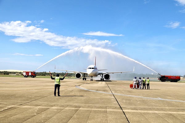 Chuyến bay đầu tiên từ Cam Ranh hạ cánh Đồng Hới: ‘Nối biển xanh với miền di sản’