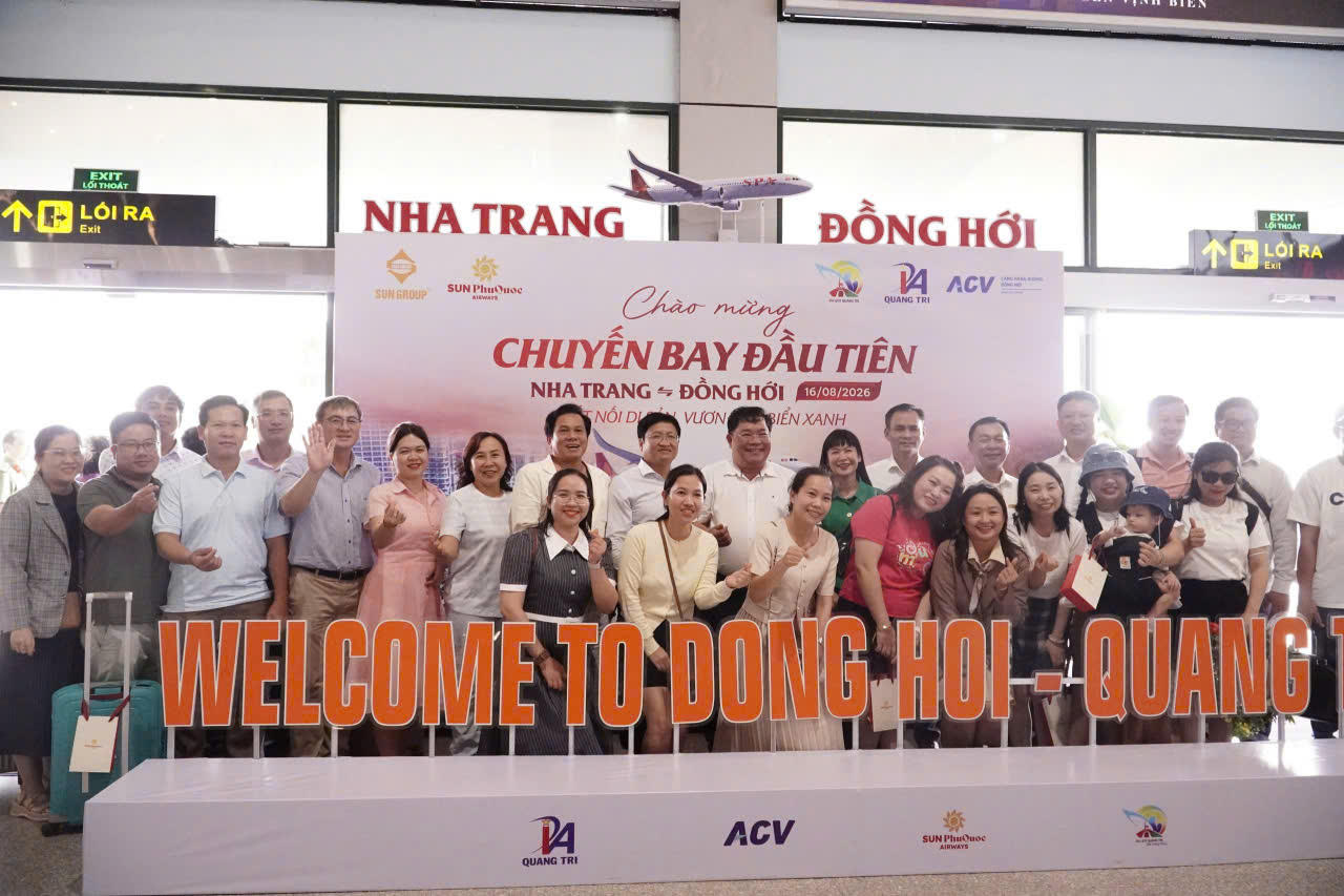Hành khách trên chuyến bay đầu tiên từ Nha Trang đến Đồng Hới chụp ảnh lưu niệm tại khu vực đón khách. (Ảnh: Sở VH, TT và DL Quảng Trị)