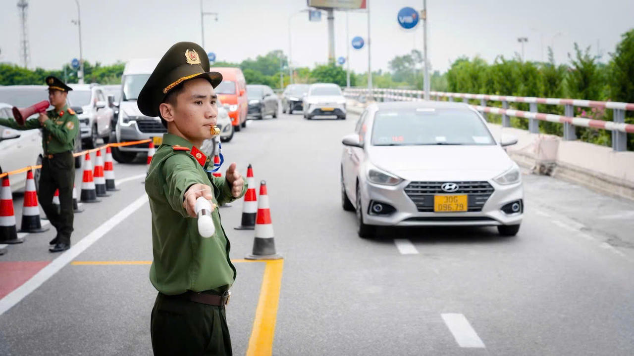 Tổ chức lại giao thông, xử lý nghiêm 'cò mồi' tại sân bay Nội Bài