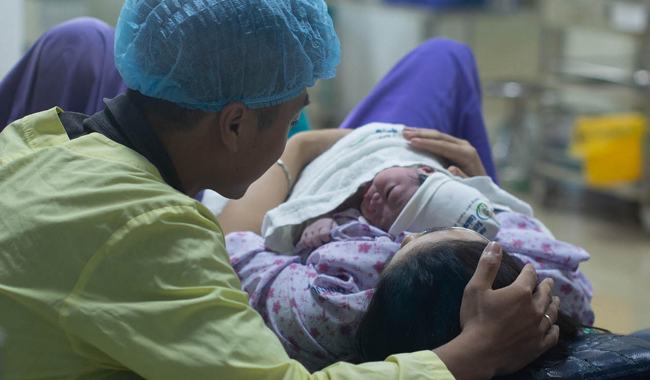 Một trong những điểm nhấn đáng chú ý của hướng dẫn truyền thông dân số mới của ngành Y tế là thông điệp vận động các cặp vợ chồng sinh đủ hai con trước 35 tuổi. (Ảnh minh họa - Nguồn: Cục BMTE/BYT)