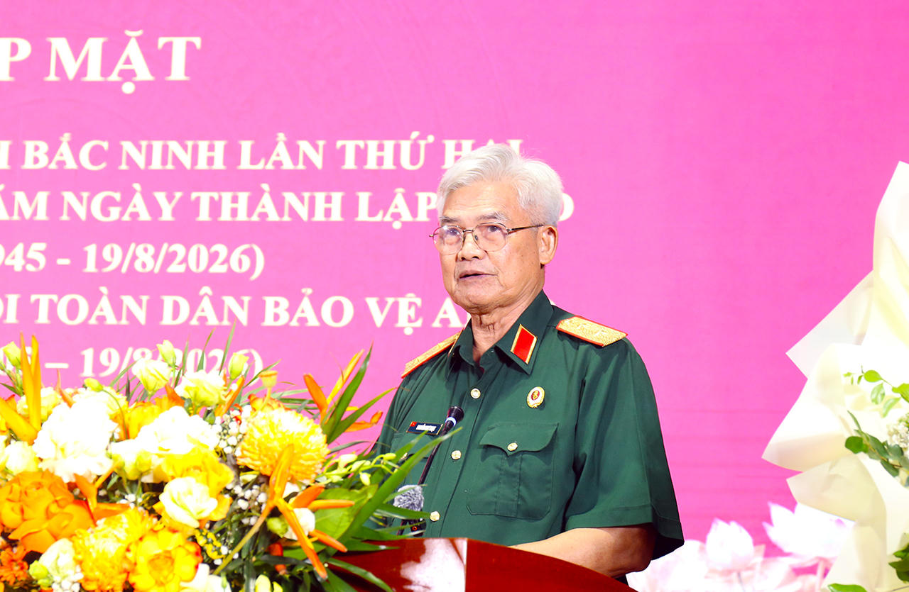 Trung tướng Nguyễn Như Hoạt, Anh hùng Lực lượng vũ trang Nhân dân, Trưởng Ban Liên lạc Tướng lĩnh tỉnh phát biểu tại buổi gặp mặt. (Ảnh Cổng TTĐT Bắc Ninh)