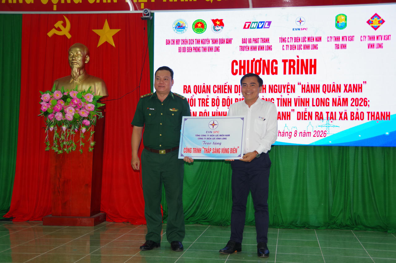 Công ty Điện lực Vĩnh Long trao tặng công trình Thắp sáng vùng biên. Ảnh: Trần Giỏi