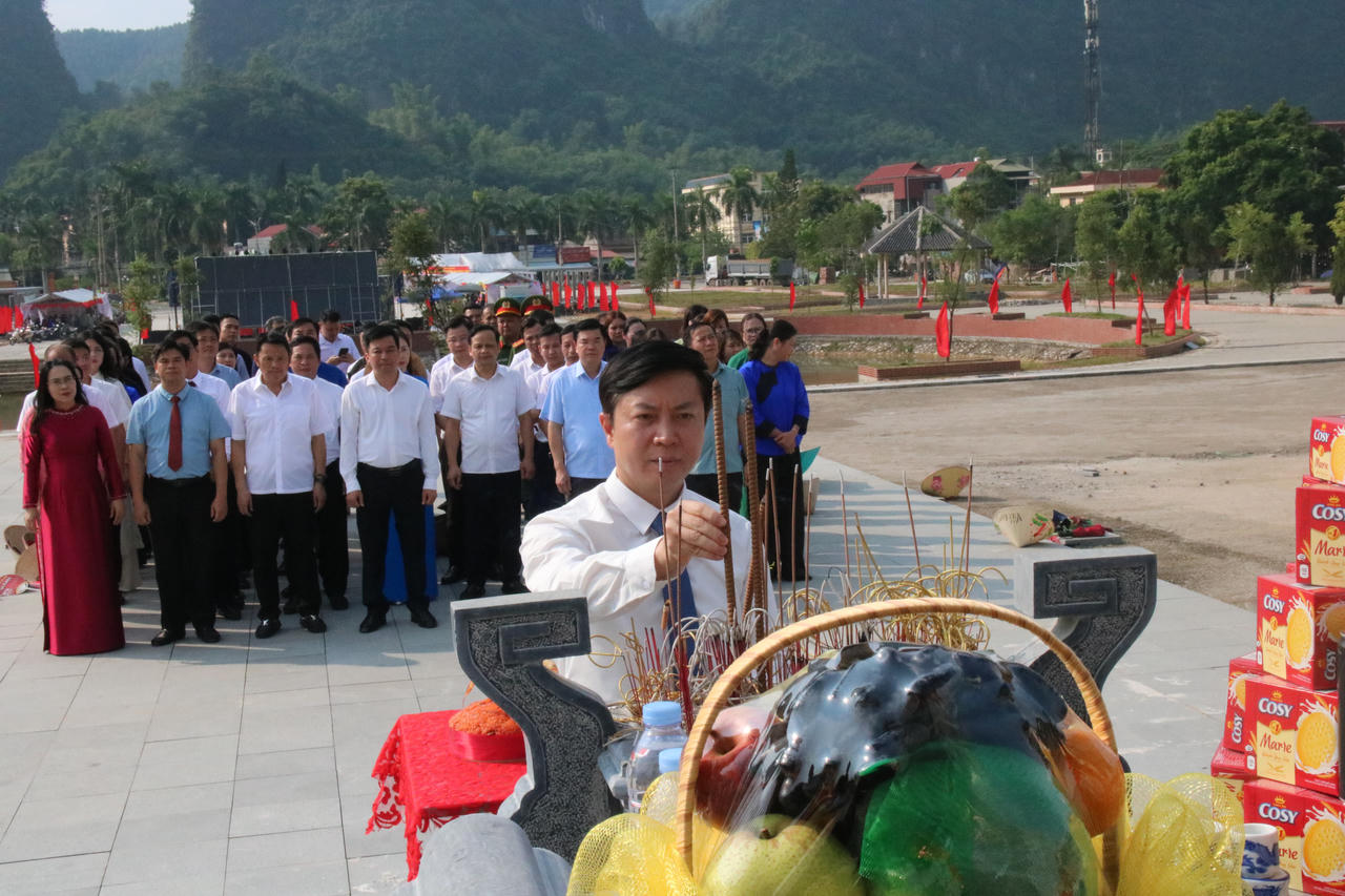Ông Nguyễn Hoàng Tùng, Ủy viên Ban Thường vụ Tỉnh ủy, Phó Chủ tịch Thường trực Ủy ban MTTQ Việt Nam tỉnh Lạng Sơn;&nbsp;đại diện một số đơn vị tỉnh Lạng Sơn và lãnh đạo các xã: Văn Quan, Điềm He, Tri Lễ, Yên Phúc, Tân Đoàn, Khánh Khê dâng hương tại Tượng đài đồng chí Lương Văn Tri (thôn Đức Tâm, xã Văn Quan). Ảnh: Minh Hữu