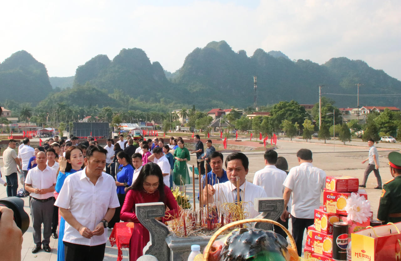 Dâng hương, dâng hoa kỷ niệm 116 năm ngày sinh đồng chí Lương Văn Tri
