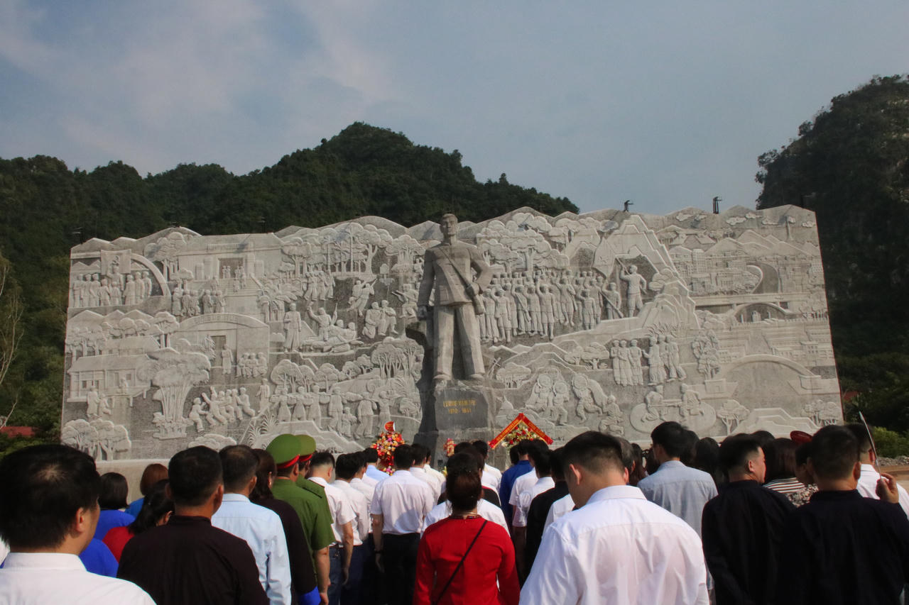 Dâng hương, dâng hoa kỷ niệm 116 năm ngày sinh đồng chí Lương Văn Tri