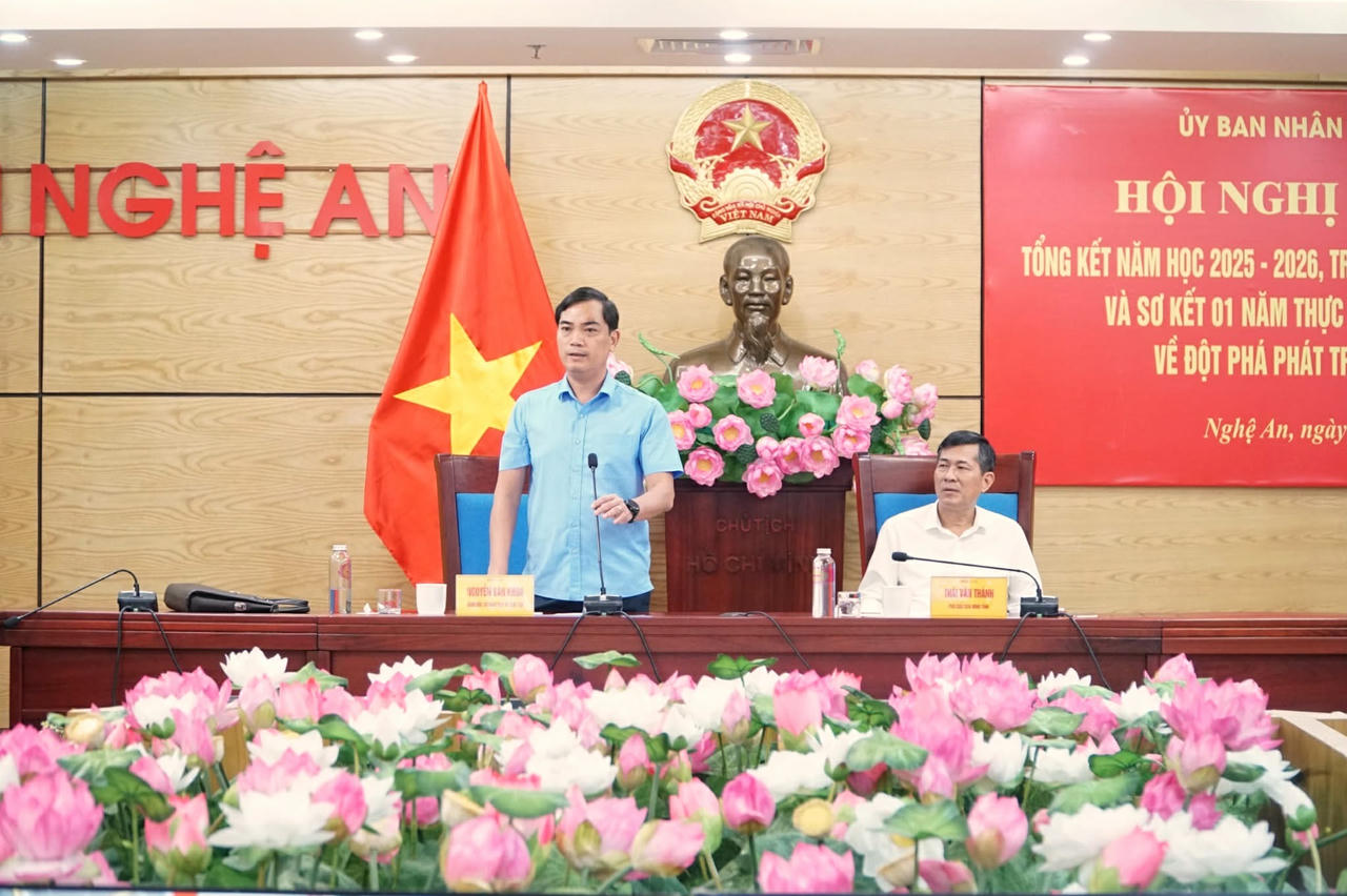 Giám đốc Sở GD&ĐT Nghệ An Nguyễn Văn Khoa phát biểu tại Hội nghị. Ảnh: Tuyết Lan