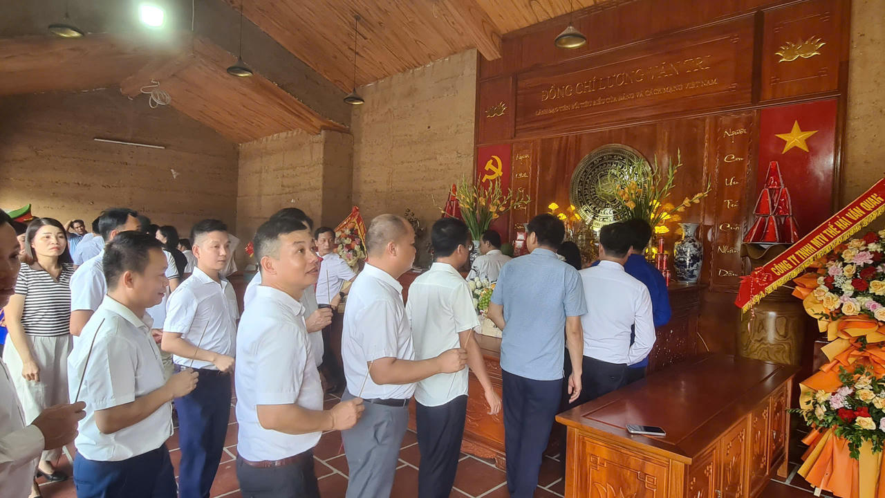 Đoàn đại biểu dâng hương, dâng hoa tại Tượng đài và Nhà tưởng niệm đồng chí Lương Văn Tri. Ảnh: Minh Hữu