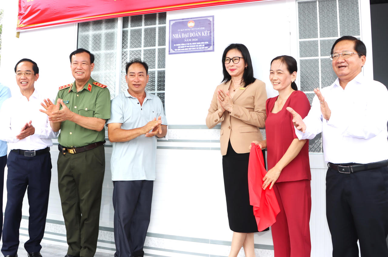 Thượng tướng Lê Tấn Tới thăm gia đình được hỗ trợ xây dựng nhà Đại đoàn kết tại Cà Mau